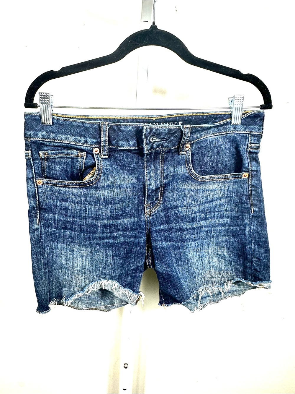 X409. American Eagle Frayed Hem Denim Shorts size 10